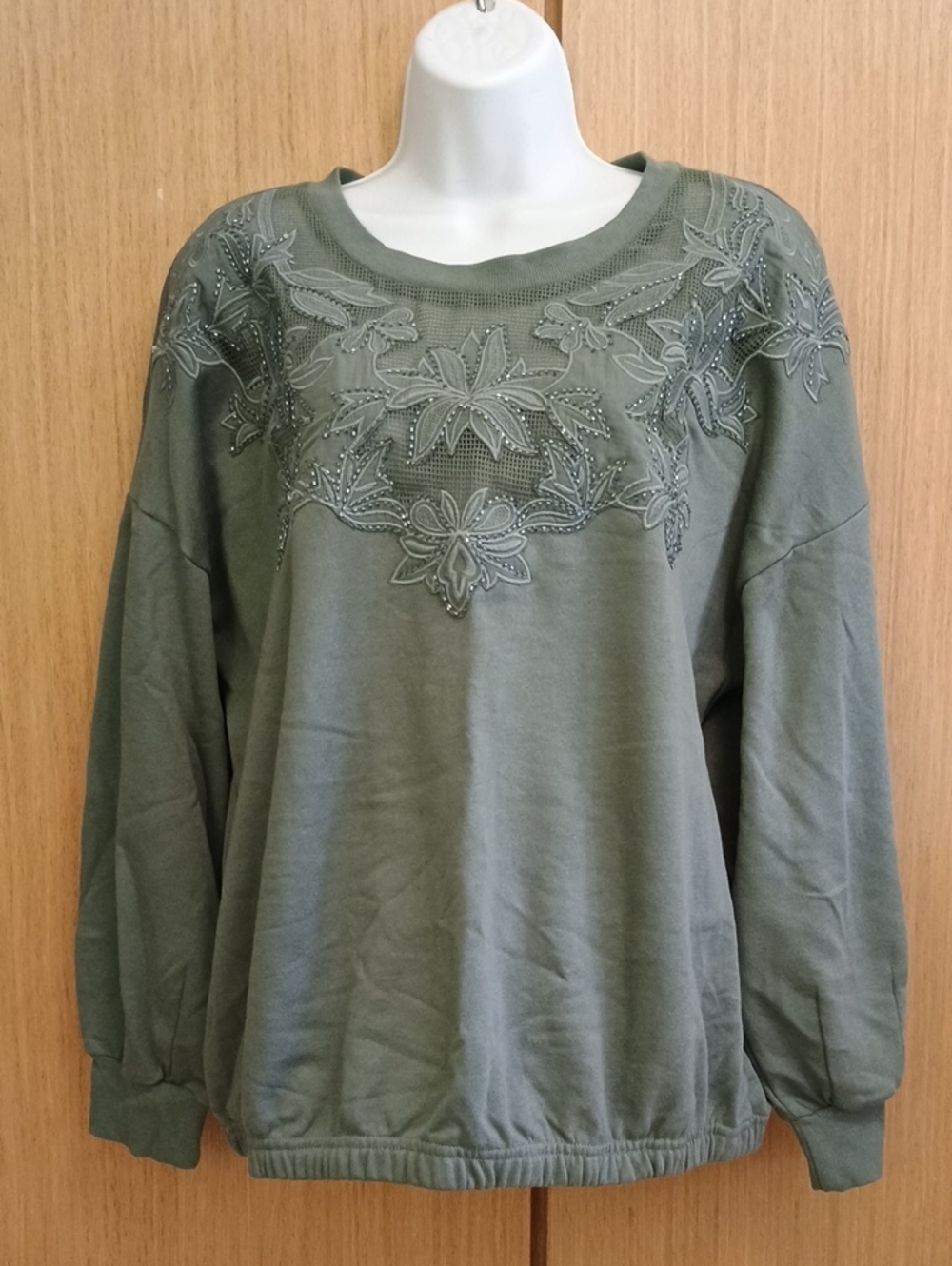 🎄🎄+ SZ NWT Democracy SZ 1X Olive Green POINTSETTIA Sweatshirt